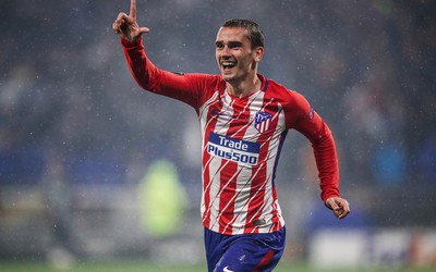 香蕉体育讨论-莱万训练中指导年轻球员